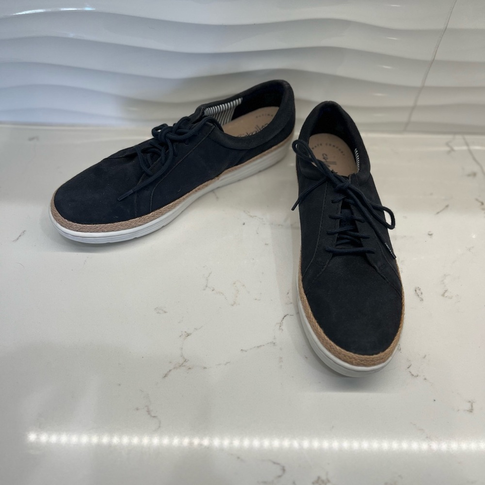Like New Women’s Dark Blue Shoes